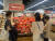 지난 3일 서울 송파구 롯데마트 월드타워점에서 고객들이 모양은 볼품없지만 품질은 이상 없는 ‘못난이 사과’를 살펴보고 있다. [사진 롯데마트]