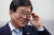 민주당 박병석 의원이 국회에서 총선 불출마 선언을 앞두고 안경을 고쳐 쓰고 있다. [연합뉴스]