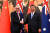 앤서니 앨버니지 호주 총리(왼쪽)가 6일 중국 베이징 인민대회당에서 시진핑 국가주석과 악수하고 있다. 앨버니지 총리는 호주 총리로서 7년만에 방중, 관계 정상화 방안을 논의했다. [EPA=연합뉴스]