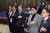 더불어민주당 이재명 대표와 홍익표 원내대표가 8일 오후 서울 여의도 국회에서 열린 의원총회에서 의원들과 국민의례를 하고 있다. 뉴스1
