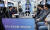 윤석열 대통령이 지난 6일 동탄역 GTX-A 열차 내에서 광역교통 국민간담회를 갖고 있다. 연합뉴스