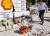 7일(현지시간) 캘리포니아주 사우전드 오크스에서 친팔레스타인 시위대와 대치하던 중 숨진 69세 남성 폴 케슬러의 추모 현장에 한 남성이 꽃을 놓고 있다. AFP=연합뉴스