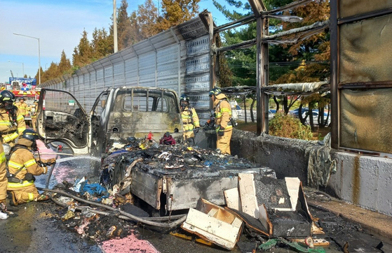 이삿짐 운반 트럭서 화재…경부道 수원신갈IC 방음벽 일부 불타