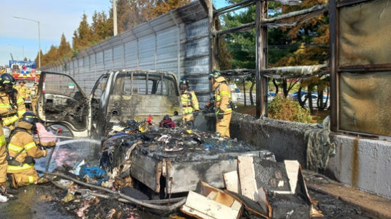 이삿짐 운반 트럭서 화재…경부道 수원신갈IC 방음벽 일부 불타