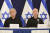 베냐민 네타냐후(왼쪽) 이스라엘 총리와 요아브 갈란트 이스라엘 국방장관이 지난달 28일 텔아비브의 군사 기지에서 기자회견을 하는 모습. AP=연합뉴스