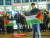 지난달 27일 독일 프랑크푸르트에서 벌어진 팔레스타인 지지 시위에서 시위자가 팔레스타인 국기를 들고 있다. AP=연합뉴스