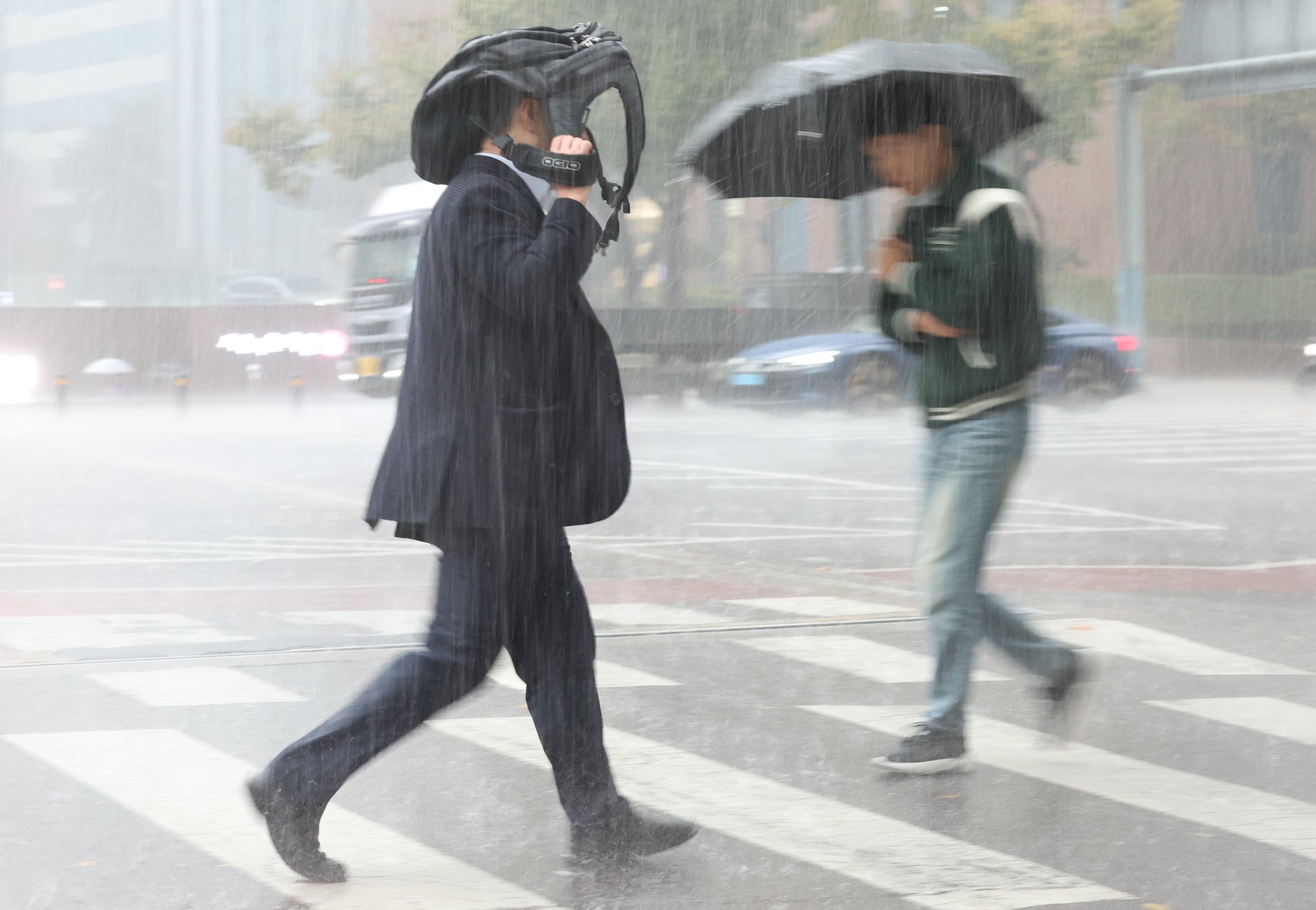 갑자기 비가 내린 9일 오후 서울 종로구 청계천 인근에서 시민들이 비를 피하고 있다. 연합뉴스