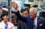 영국 찰스 3세 국왕이 8일(현지시간) 뉴몰든 한인타운을 방문해 환영인파에 손을 흔들며 인사하고 있다. EPA=연합뉴스