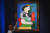 뉴욕 소더비 직원이 파블로 피카소의 작품 ‘시계를 찬 여인’의 경매를 진행하고 있다. AFP=연합뉴스
