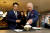 영국 찰스 3세 국왕이 8일(현지시간) 뉴몰든 한인타운의 한국 카페를 방문해서 빙수에 관해 설명을 듣고 있다. 로이터=연합뉴스