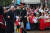 영국 찰스 3세 국왕이 8일(현지시간) 뉴몰든 한인타운을 방문해 한복을 입은 한인 아이들의 환영을 받고 있다. EPA=연합뉴스