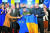 볼로디미르 젤렌스키 우크라이나 대통령이 지난 2월 2일(현지시간) 키이우에서 우르줄라 폰데어라이엔 유럽연합(EU) 집행위원장(왼쪽)과 함께 우크라이나 국기와 EU 깃발을 들어보이고 있다. AP=연합뉴스
