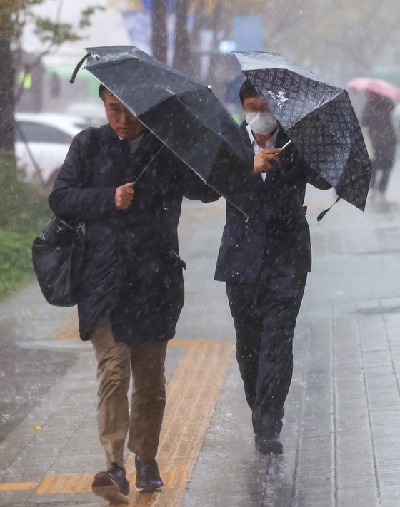 서울 중구 세종대로에서 우산을 쓴 시민들이 발걸음을 재촉하고 있다. 뉴시스