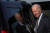 조 바이든 미국 대통령이 지난 6일 델라웨어 뉴캐슬에 있는 공항에 도착한 뒤 이동을 위해 마련된 차량에 오르고 있다. 로이터=연합뉴스
