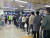 9일 오후 5시 40분, 2호선 강남역에서 교대역 방향으로 가는 열차 플랫폼에 승객들이 줄을 서 있는 모습. 10분간 지연된 열차 탓에 줄은 반대편 플랫폼 계단까지 이어졌다. 김민정 기자