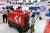 한 어린이가 지난 5월 26일 '2023 중국 국제 빅데이터 산업박람회'에 전시된 징둥물류의 스마트 택배차를 구경하고 있다. 신화통신