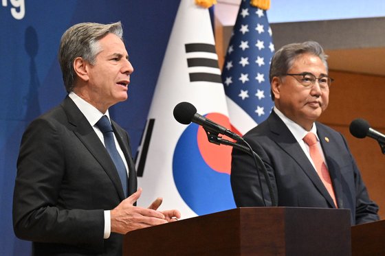 Top diplomats of S. Korea, US, Japan hold talks on margins of APEC summit