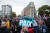 11일 프랑스 파리에서 가자지구에서의 '즉각 휴전'을 요구하고 현수막을 든 시위대가 행진하고 있다. 로이터=연합뉴스