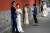 지난 9월 중국 베이징에서 결혼 사진을 촬영 중인 중국 커플들. 기사 내용과 관련 없음. EPA=연합뉴스