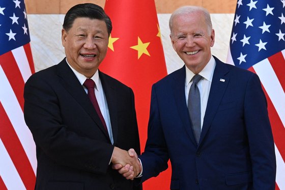 2022년 11월 14일(현지시간) 인도네시아 발리에서 만난 조 바이든(왼쪽) 미 대통령과 시진핑 중국 국가주석. AFP=연합뉴스