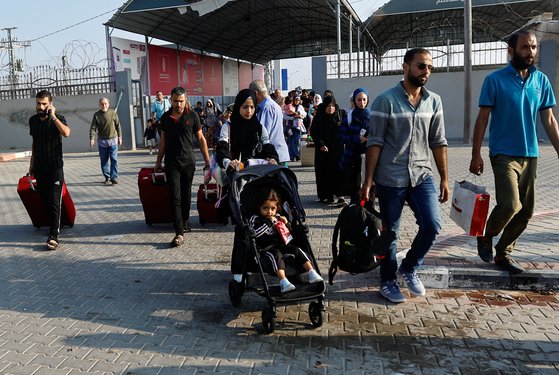 2일(현지시간) 알자지라에 따르면, 가자지구 국경통과국은 이날 늦게 가자지구를 떠날 수 있는 15개국 출신 외국인 및 이중 국적자 596명의 명단을 발표했다. 이들에겐 이날 오전 7시까지 검문소 앞에 도착해야한다고 통보됐다.검문소 앞에 모이고 있는 이중 국적자들. 로이터=연합뉴스