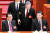 리커창 전 중국 국무원 총리(왼쪽)가 지난해 10월 베이징 인민대회당에서 열린 제20차 공산당 전국대표대회 폐막식에서 시진핑 국가주석의 옆자리에 앉아 있다. 리 전 총리는 자신의 정치 스승인 후진타오 전 주석(가운데)이 수행원에 이끌려 퇴장당하는 장면을 지켜볼 수 밖에 없었다. AFP=연합뉴스