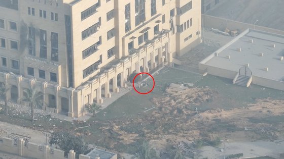 이스라엘군이 5일(현지시간) 공개된 영상. 이스라엘 군이 가자(Gaza)지구 내 셰이크 하마드 병원의 하마스 지하 기반 시설이라고 주장한 출입구. 아래는 빨간 원을 확대한 장면. 로이터=연합뉴스