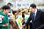 윤석열 대통령이 12일 경기 고양시 킨텍스에서 열린 2023 전국새마을지도자대회에서 참석자들과 악수하고 있다. 뉴시스