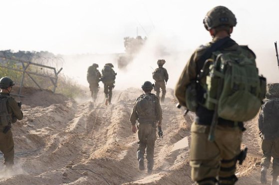 2일(현지시간) 이스라엘군이 가자지구에서 지상 작전을 수행하고 있다. 신화=연합뉴스