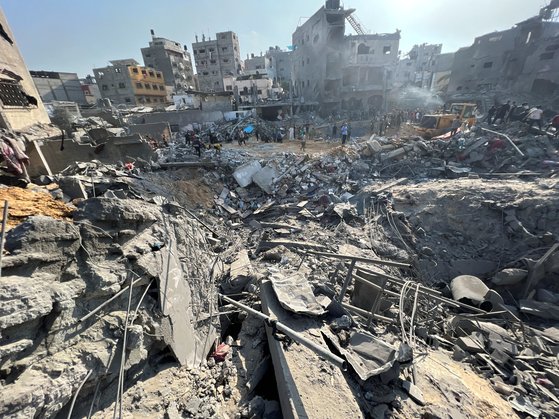 1일(현지시간) 이스라엘의 공습으로 파괴된 자발리아 난민캠프.로이터=연합뉴스