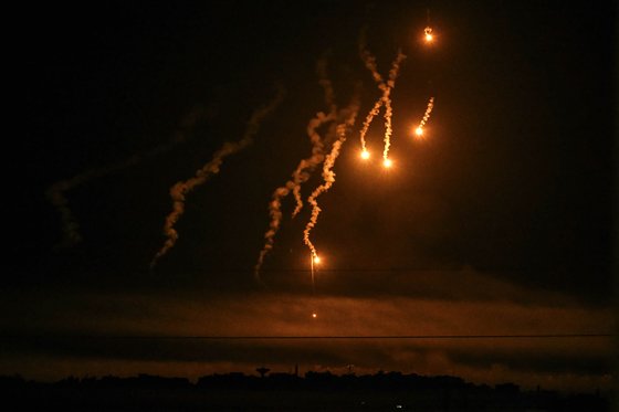  지난달 31일(현지시간) 이스라엘군이 가자지구 상공에 조명탄을 쏘고 있다. AFP=연합뉴스