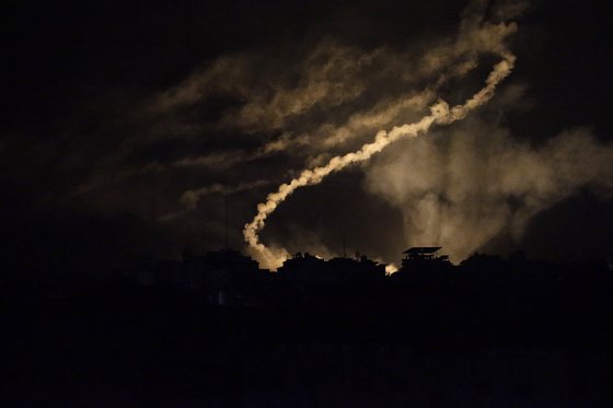 9일(현지시간) 가자지구 서북부에서 군사작전이 증가하는 가운데 이스라엘군 조명탄이 가자지구 서쪽 상공에서 터지고 있다. EPA=연합뉴스