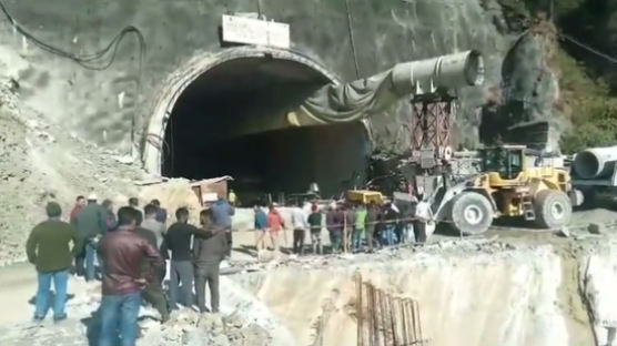 인도 히말라야 부근서 터널 붕괴..."인부 최소 40명 갇혔다"