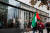 최근 미국 워싱턴에 있는 스타벅스 매장 앞을 팔레스타인 지지 시위대가 지나가고 있는 모습. 로이터=연합뉴스 