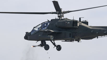 [포토타임]사격하는 아파치 헬기, 한·미 합동 훈련