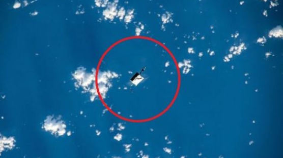 우주비행사가 실수로 놓쳤다…지구서 관측된 흰 물체 정체