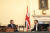데이비드 캐머런(왼쪽) 전 총리가 13일(현지시간) 다우닝가 10번지에서 리시 수낵 영국 총리와 대화하고 있다. 신화=연합뉴스
