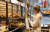 지난해 11월 30일 파리 한 빵집에서 직원이 바게트를 담고 있다. 신화통신=연합뉴스