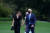 지난 2021년 10월 바이든 대통령과 함께 걷고 있는 나오미 바이든의 모습.