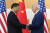 조 바이든 미국 대통령(오른쪽)과 시진핑 중국 국가주석이 2022년 11월 14일 인도네시아 발리에서 열린 주요 20개국(G20) 정상회의를 계기로 열린 미ㆍ중 정상 양자 회담에서 악수하고 있다. AP=연합뉴스
