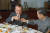 지난 1972년 중국을 방문한 리처드 닉슨(왼쪽) 미국 대통령이 저우언라이(오른쪽) 중국 총리와 마오타이를 건배하고 있다. 위키피디아