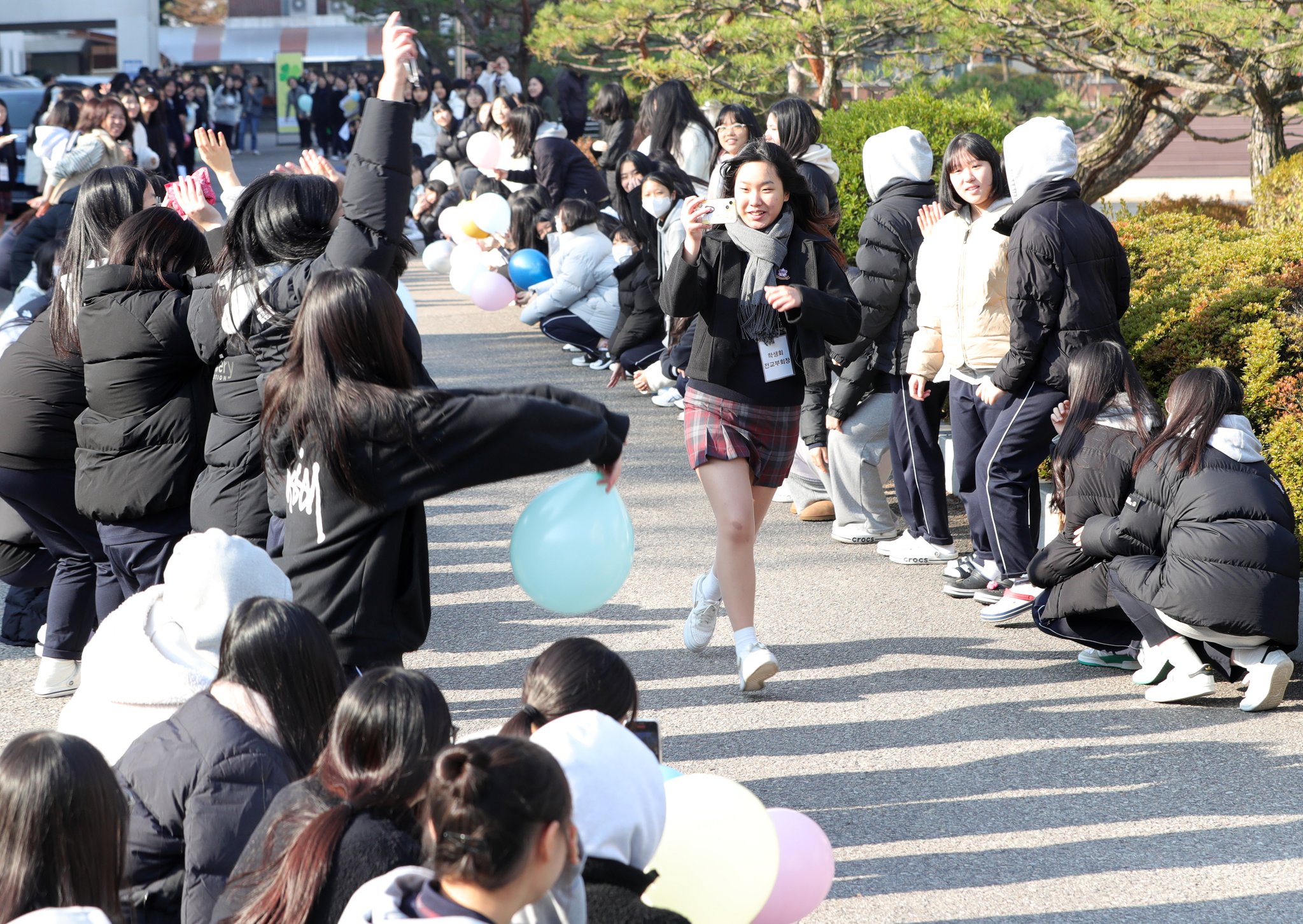 15일 전북 전주시 전주중앙여자고등학교에서 후배들이 파도타기를 하며 고3 수험생을 응원하고 있다. 뉴스1