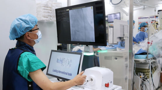 서울아산 의사가 만든 '로봇 의사'…심장 스텐트 시술 성공했다