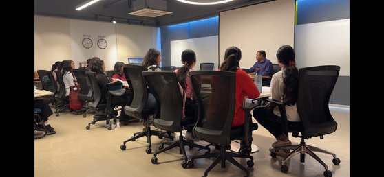 인도 뉴델리에 위치한 국립대 자와할랄 네루대 한국어전공 학생들의 토론 수업 모습. 박형수 기자