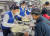 한종희 삼성전자 부회장(왼쪽)과 임직원들이 지난 6일 경기 성남시 ‘안나의 집’에서 노숙자 대상 배식 봉사를 하고 있다. [사진 삼성전자]