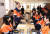 한덕수 국무총리가 15일 고려아연 구내식당에서 현장 근로자들과 점심 식사를 하고 있다. 연합뉴스