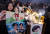 프랑스 파리 유네스코에서 열린 '제13회 유네스코 청년포럼'에 참석한 아이돌 그룹 세븐틴을 만나기위해 네덜란드에서 온 열혈 팬 호유(24)씨가 좌석을 세븐틴의 굿즈로 장식한 뒤 포즈를 취하고 있다. 뉴스1