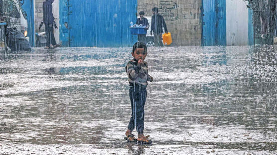 폭우에 만신창이 된 가자지구…"개도 이렇게 살 수는 없다"