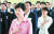 박근혜 대통령이 2016년 7월 8일 새누리당 비상대책위원 및 국회의원들을 청와대로 초청해 영빈관에서 오찬을 함께했다. 박 대통령의 오른쪽 뒤편에 유승민 의원이 보인다. 중앙포토