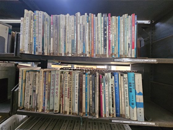 인도의 수도 뉴델리에 위치한 국립 자와할랄 네루대의 중앙도서관에 비치된 한국어 자료들. 한국언론진흥재단 제공